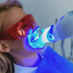 /img/29107-teeth-whitening-usa-considerations.webp