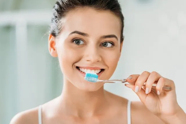 /img/29139-applying-whitening-strips.webp