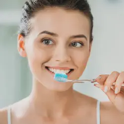 /img/29139-applying-whitening-strips.webp