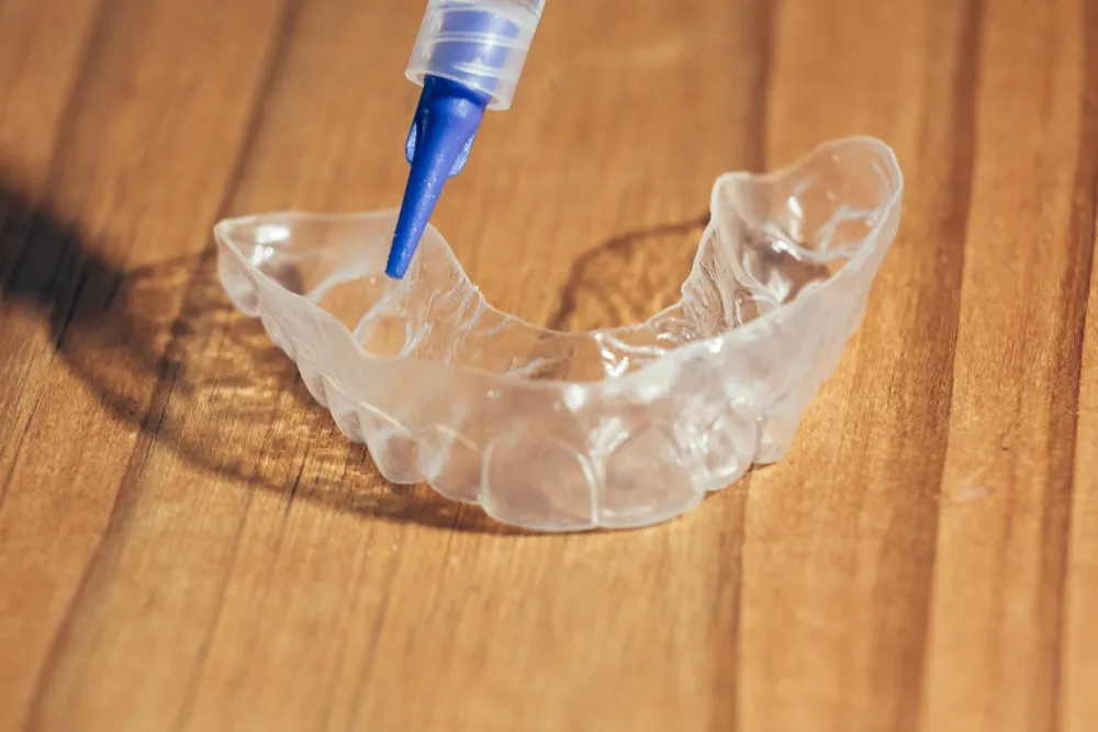 29174 inserting teeth whitening tray