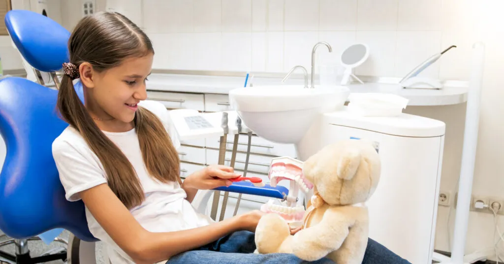/img/29250-teen-diet-teeth.webp